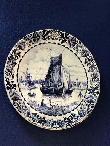 Антикварная тарелка с кораблем